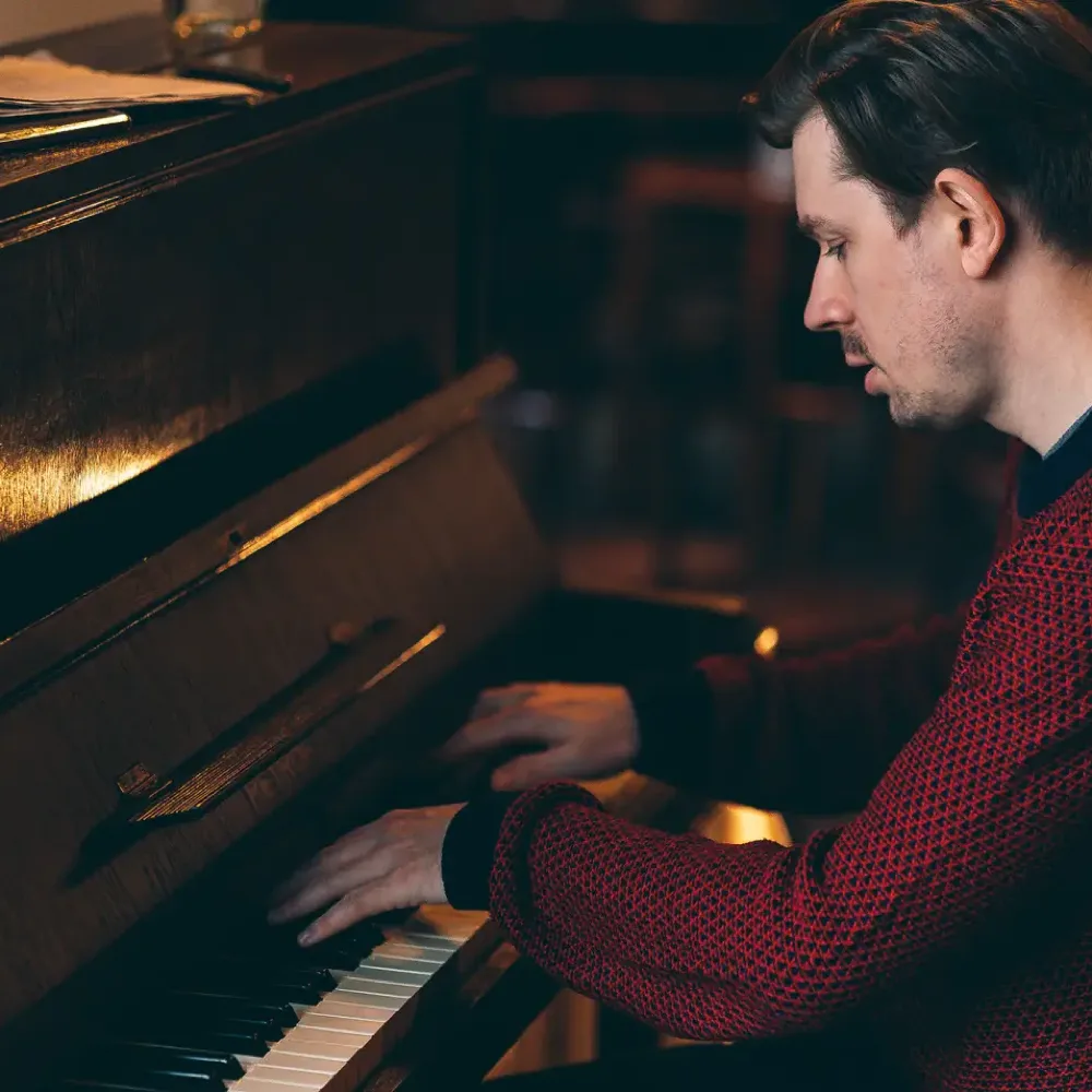 Pavel Szabo przy fortepianie