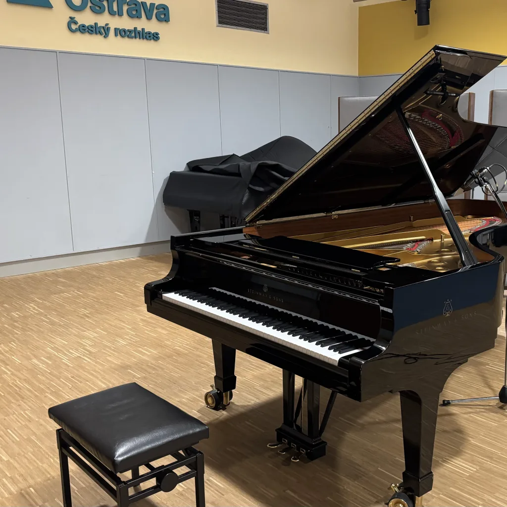 Otwarty fortepian Steinway z taboretem w pustej sali studia Czeskiego Radia w Ostrawie