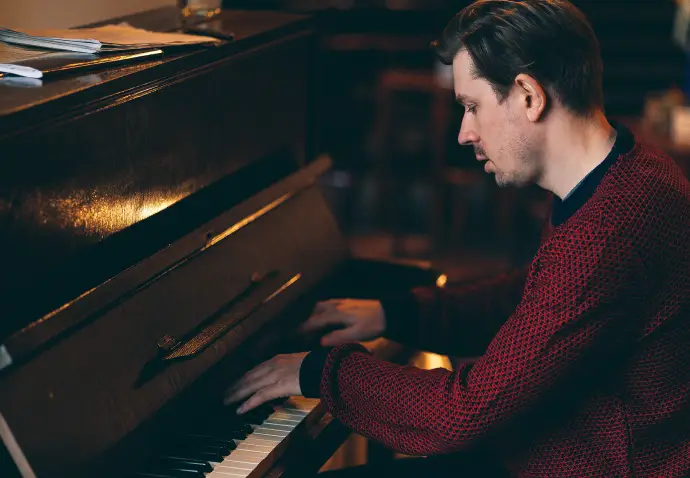 Pavel Szabo hraje na klavír